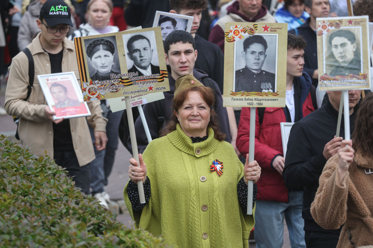 «Люди всегда с воодушевлением принимают участие в „Бессмертном полку“. Это способ отдать дань памяти своим дедам, прадедам. Наше отношение к этому великому празднику мы должны передать нашим детям», — отметил Метшин