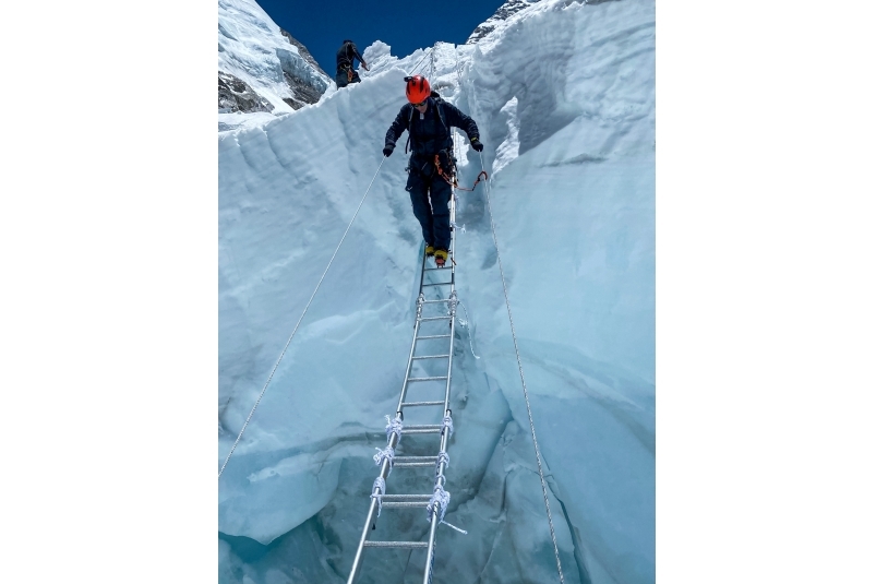 Лестница, проложенная шерпами через трещину ледника