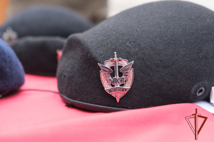 В Хакасии сотрудникам СОБР и ОМОН вручены знаки отличия спецназа Росгвардии