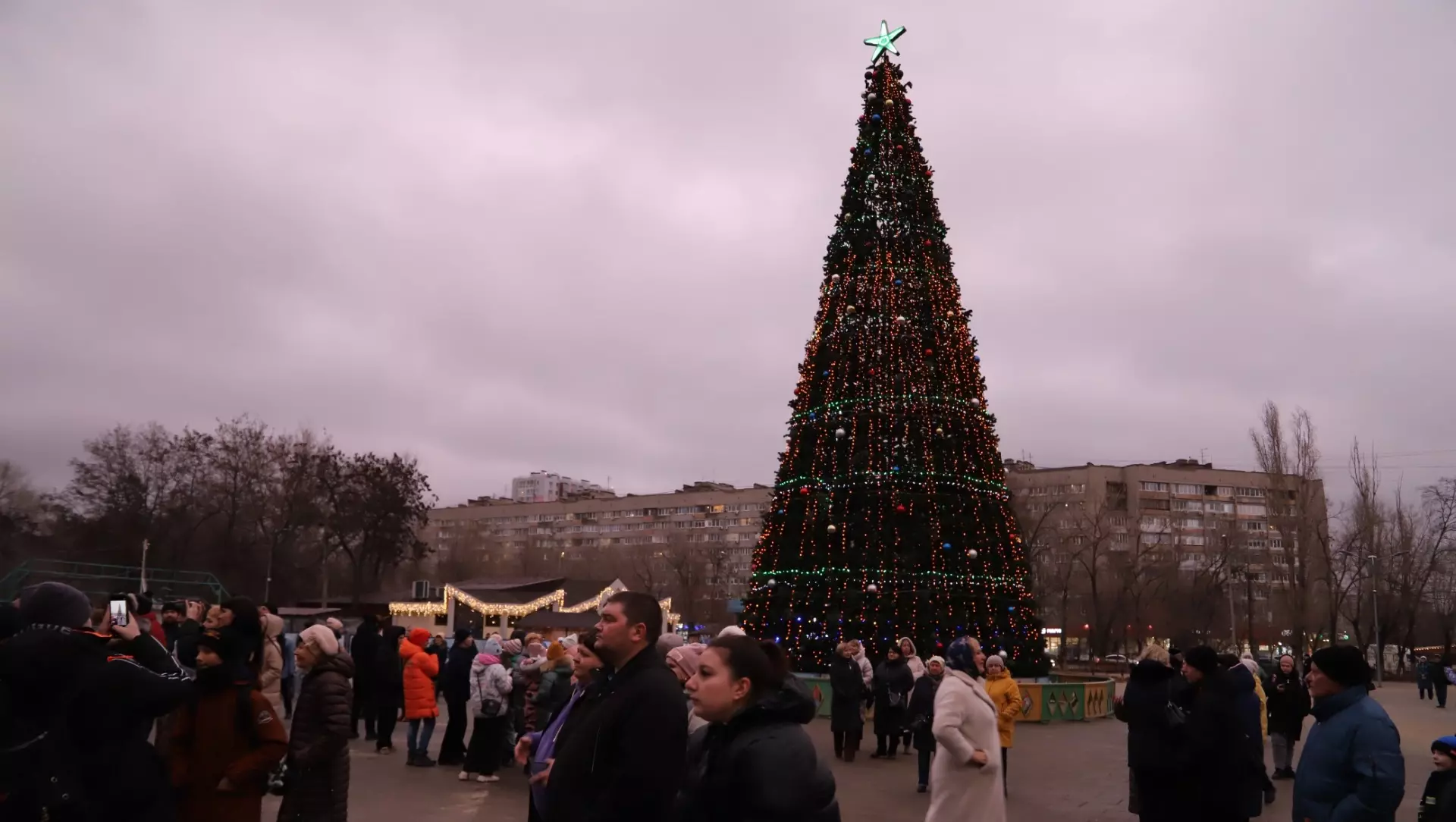 РУСАЛ установил новогоднюю елку в Тракторозаводском районе