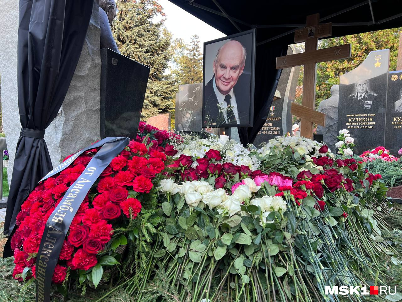 святогорский монастырь где похоронен пушкин. максим марцинкевича могила. бутовское кладбище могила егора клинаева. святогорский монастырь могила пушкина. памятник на могиле гоголя на новодевичьем кладбище.