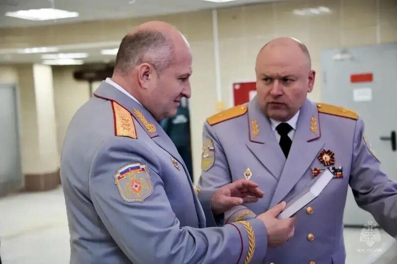 Главе МЧС России Александру Куренкову представили новый учебник для пожарных
