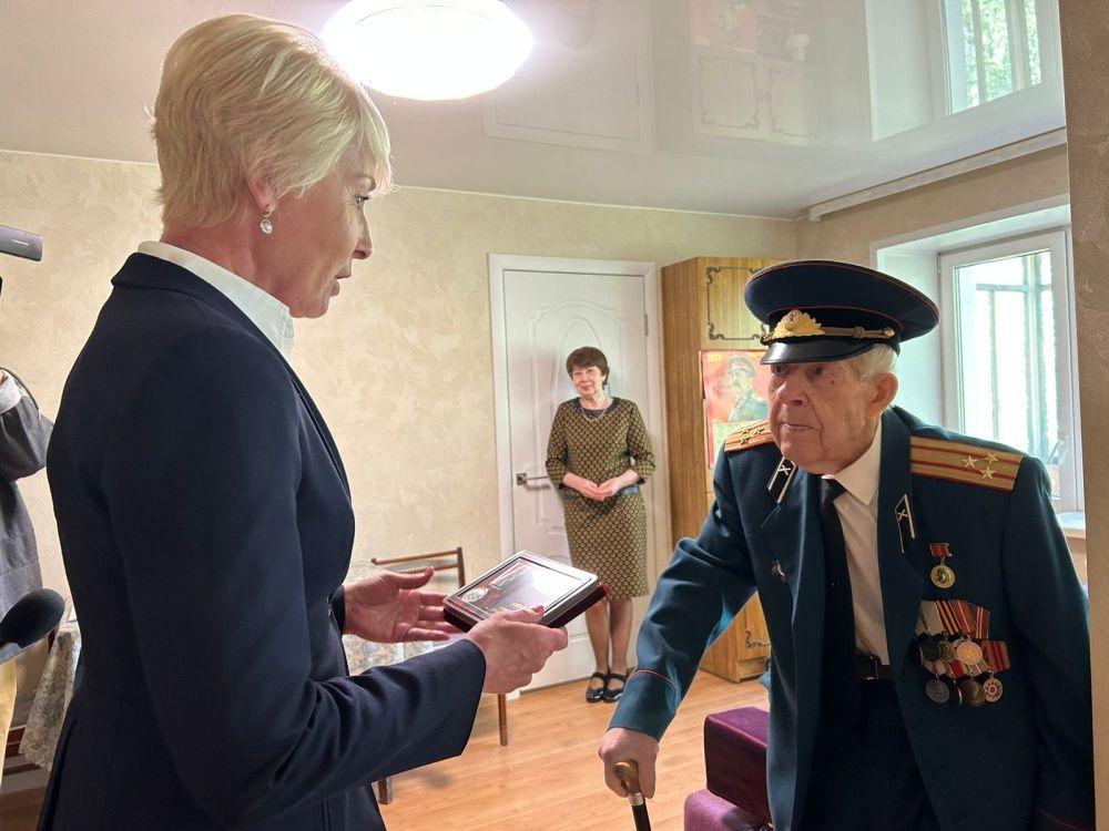 101-летнему кировчанину, участвовавшему в Курской битве вручили памятную медаль