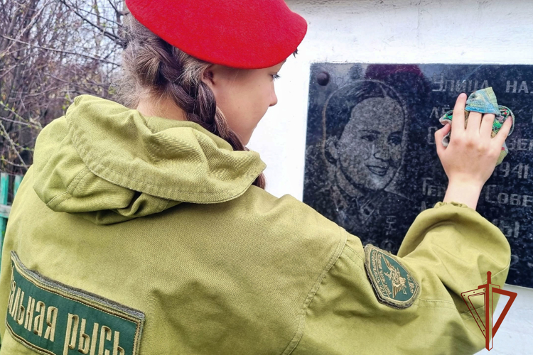 Кадеты Росгвардии привели в порядок памятные места героев Великой Отечественной войны