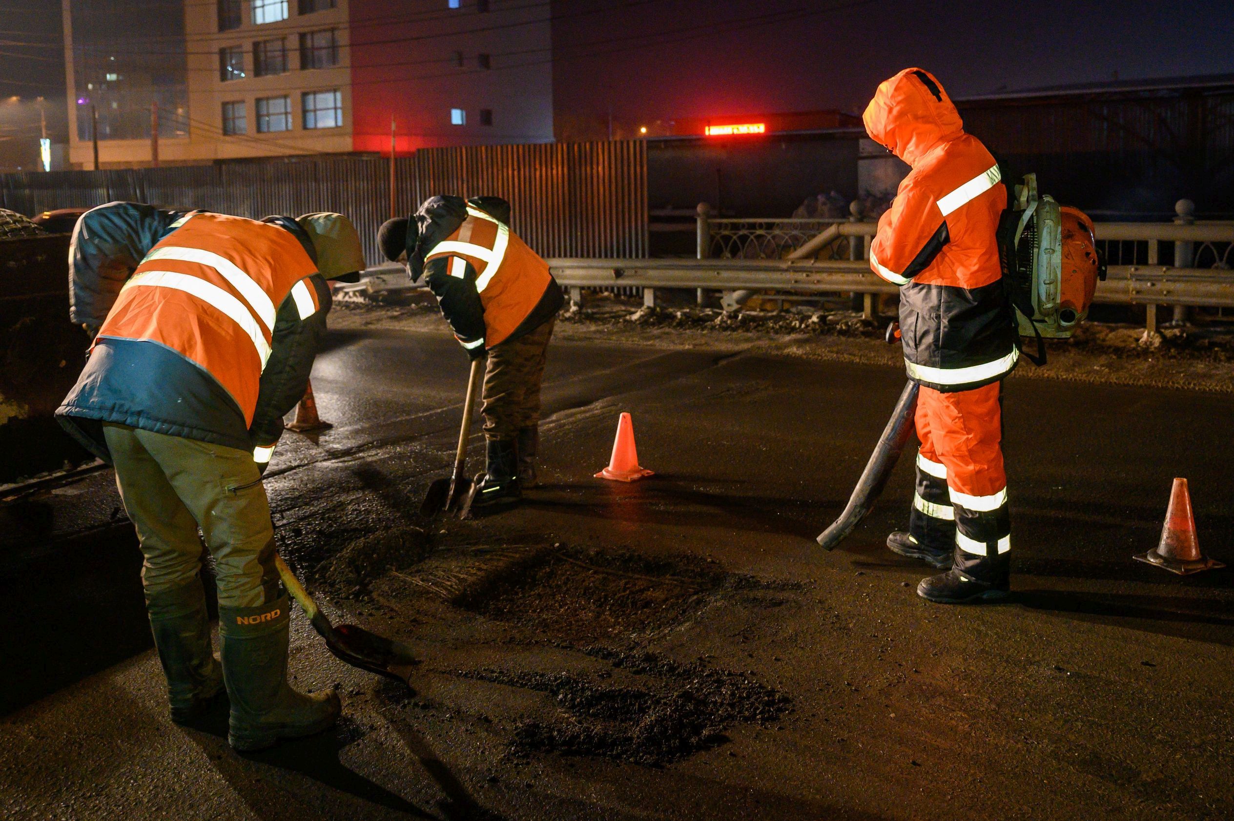 бригада работает. ремонтные работы на дороге. ремонт дорог фото. дорожно транспортные ремонты. дорожные работы подрядчики.