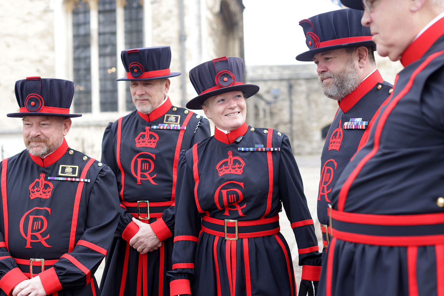 Страж тауэра в переводе. Тауэр бифитеры. The Tower of London Бифитер. Тауэр Лондон бифитеры. Стражи лондонского Тауэра.