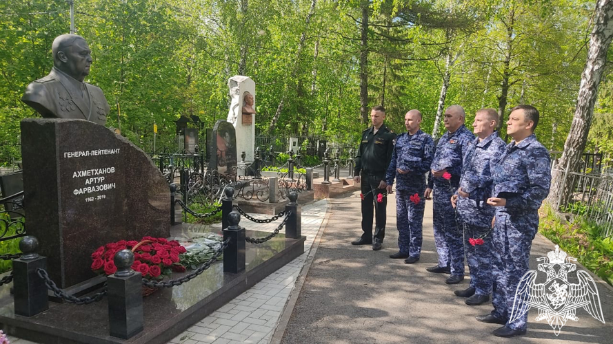 В Уфе почтили память генерал-лейтенанта Артура Ахметханова