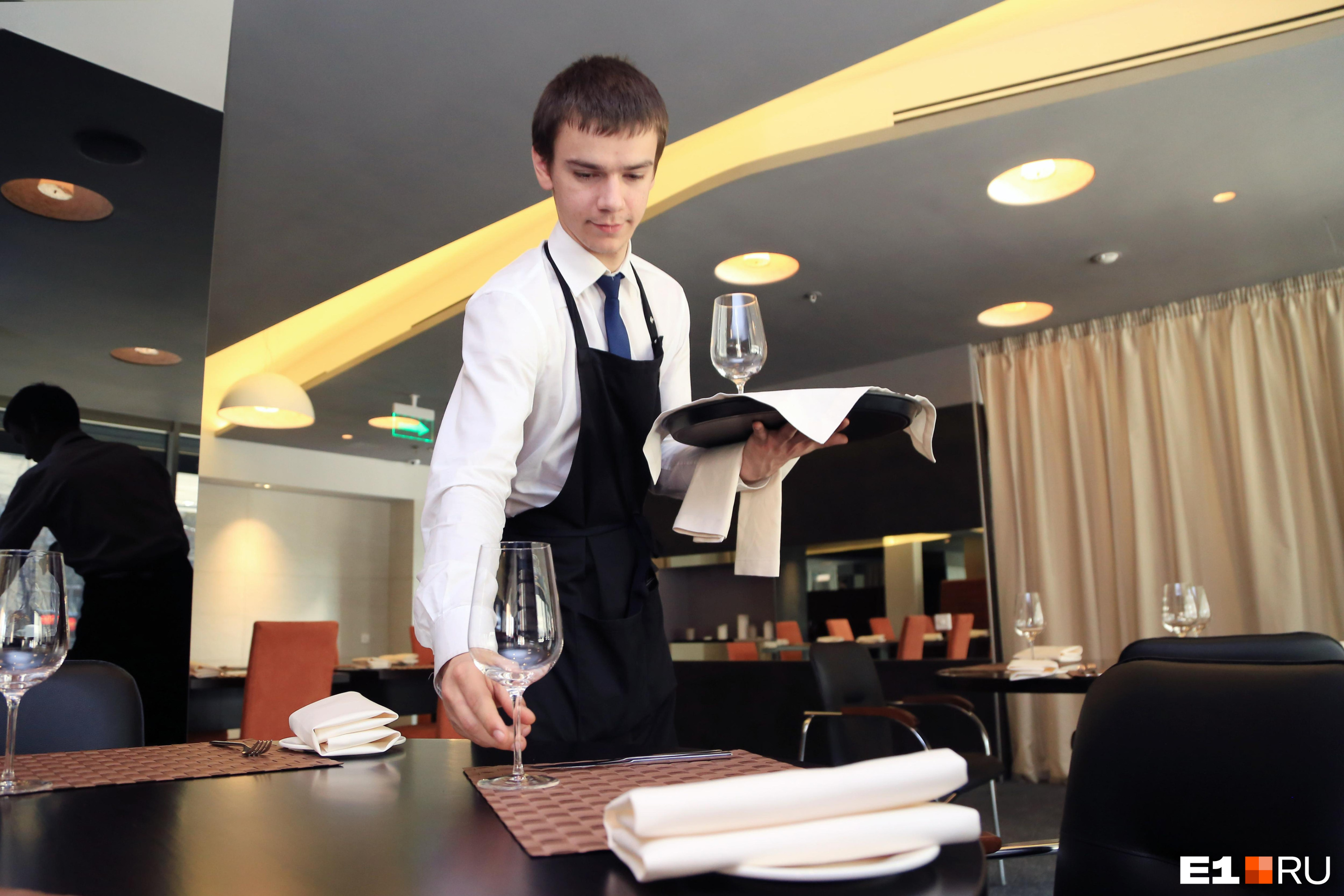 Большинство молодых официантов надолго в общепите не задержаться