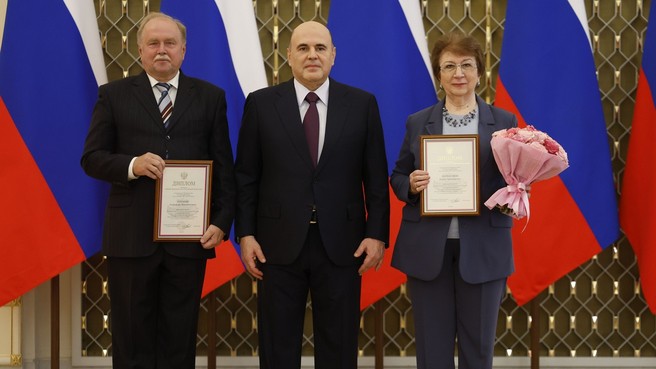 Михаил Мишустин вручил премии Правительства в области образования за учебно–методический комплект «Биология. Биологические системы и процессы. 10–11 классы (углубленный уровень)» Александру Теремову, Ренате Петросовой