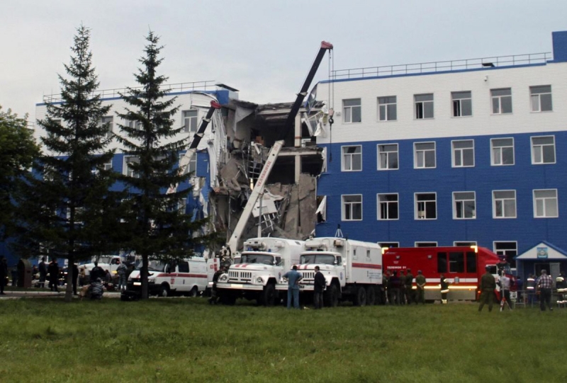 Обрушение казармы в омске. Омск обрушение казармы ВДВ. Казарма ВДВ Омск. Казарма светлый Омск. МЧС Омск казармы.