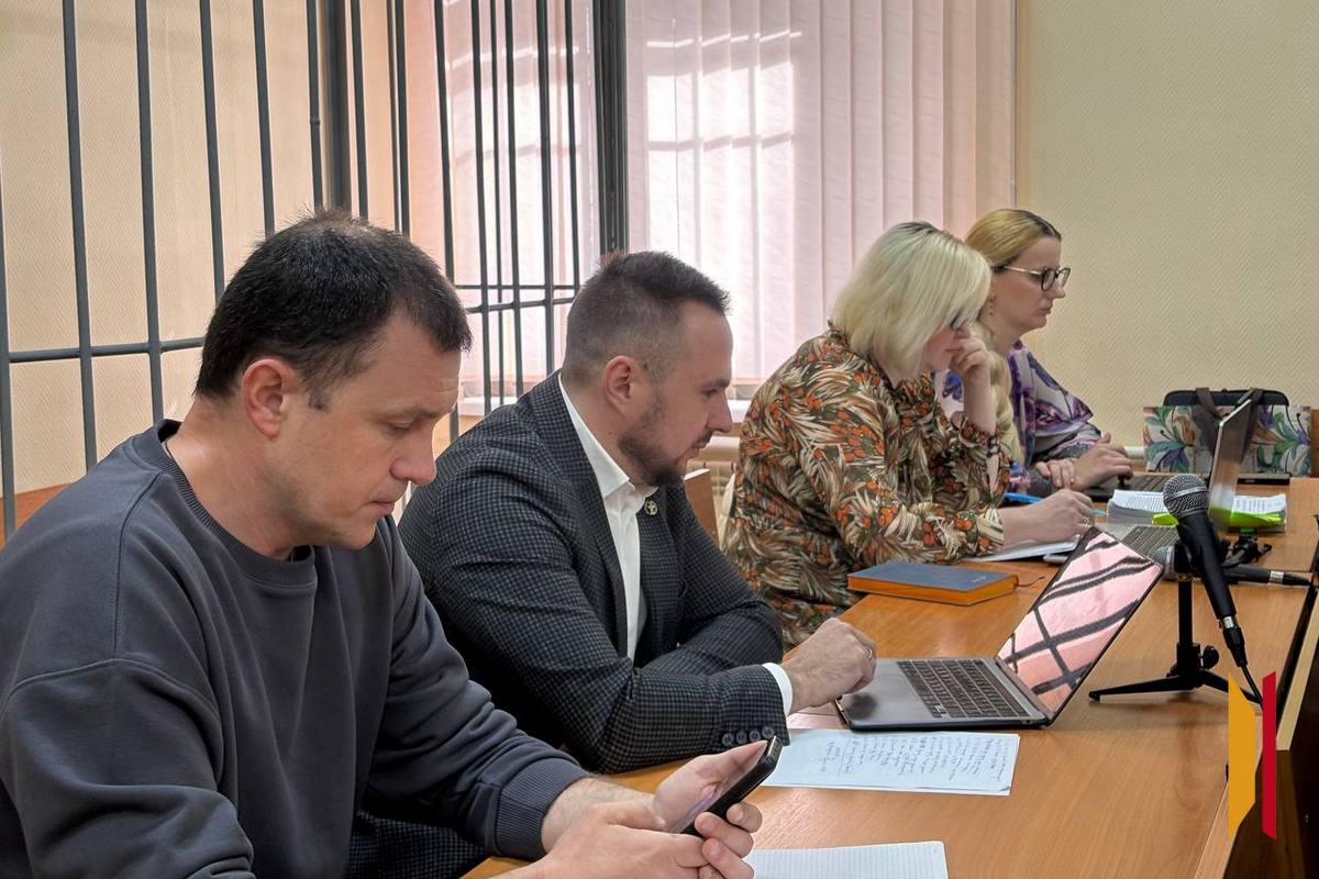 Николай Стрыгин (слева) и Нелли Овчаренко (справа) и их адвокаты