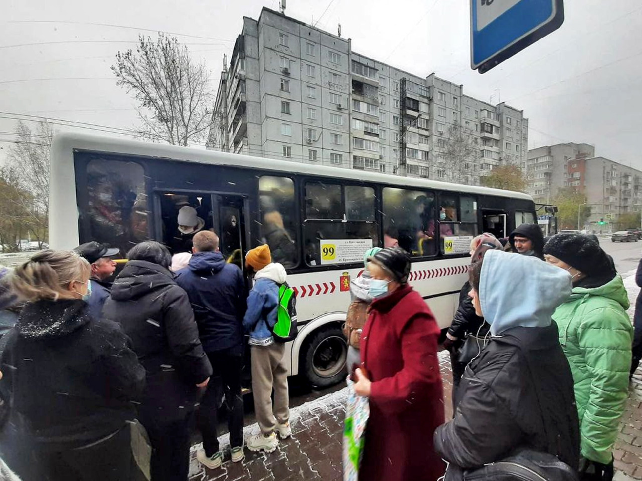 Пассажир красноярск. Общественный транспорт Иваново. Автобус общественный транспорт. Пассажиры на остановке общественного транспорта. Общественный транспорт Красноярск.