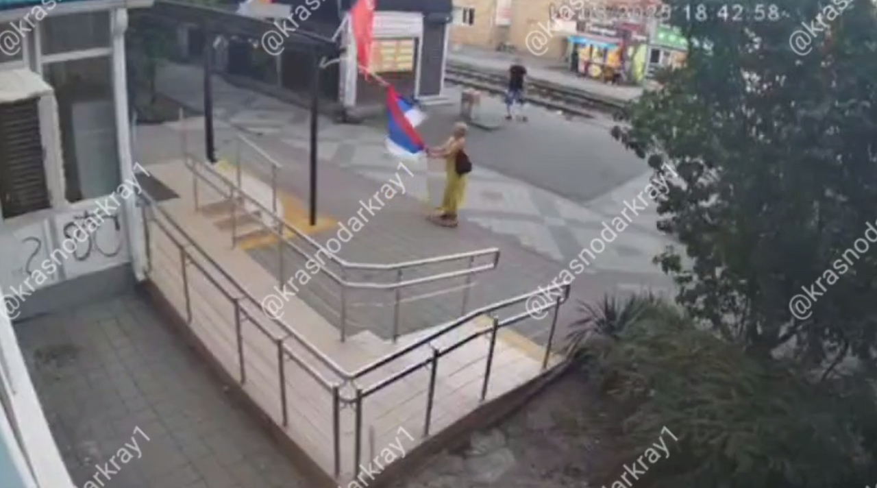 Пенсионерка сорвала флаг РФ с фасада поликлиники в Краснодаре