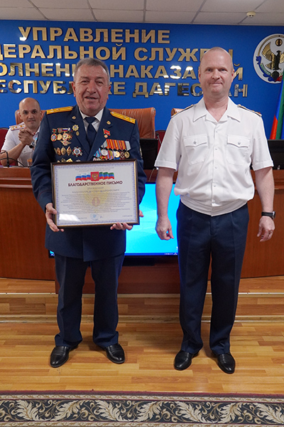 Начальник УФСИН России по Республике Дагестан Сергей Ролдугин вручил благодарственное письмо ветерану УИС - участнику СВО
