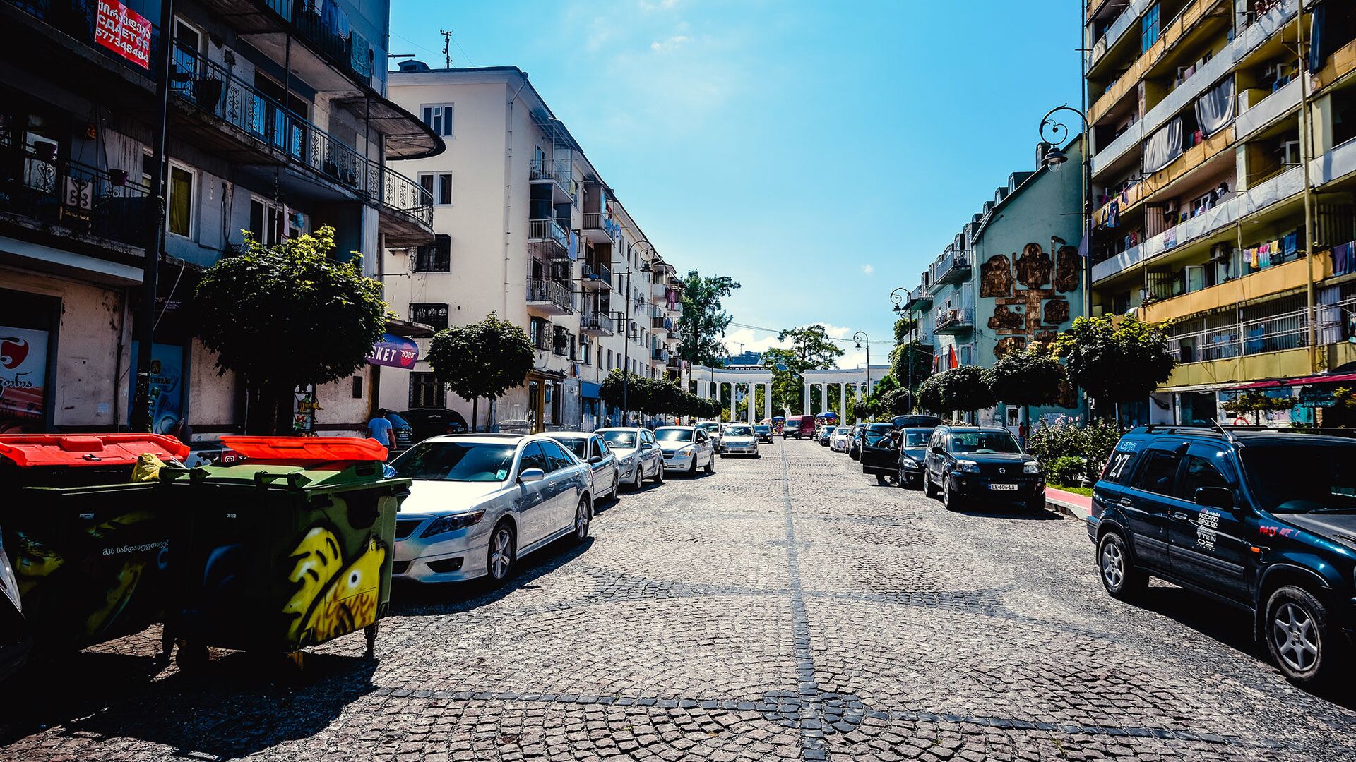 Жилые корпуса в курортном городе Батуми - Sputnik Грузия, 1920, 27.10.2025