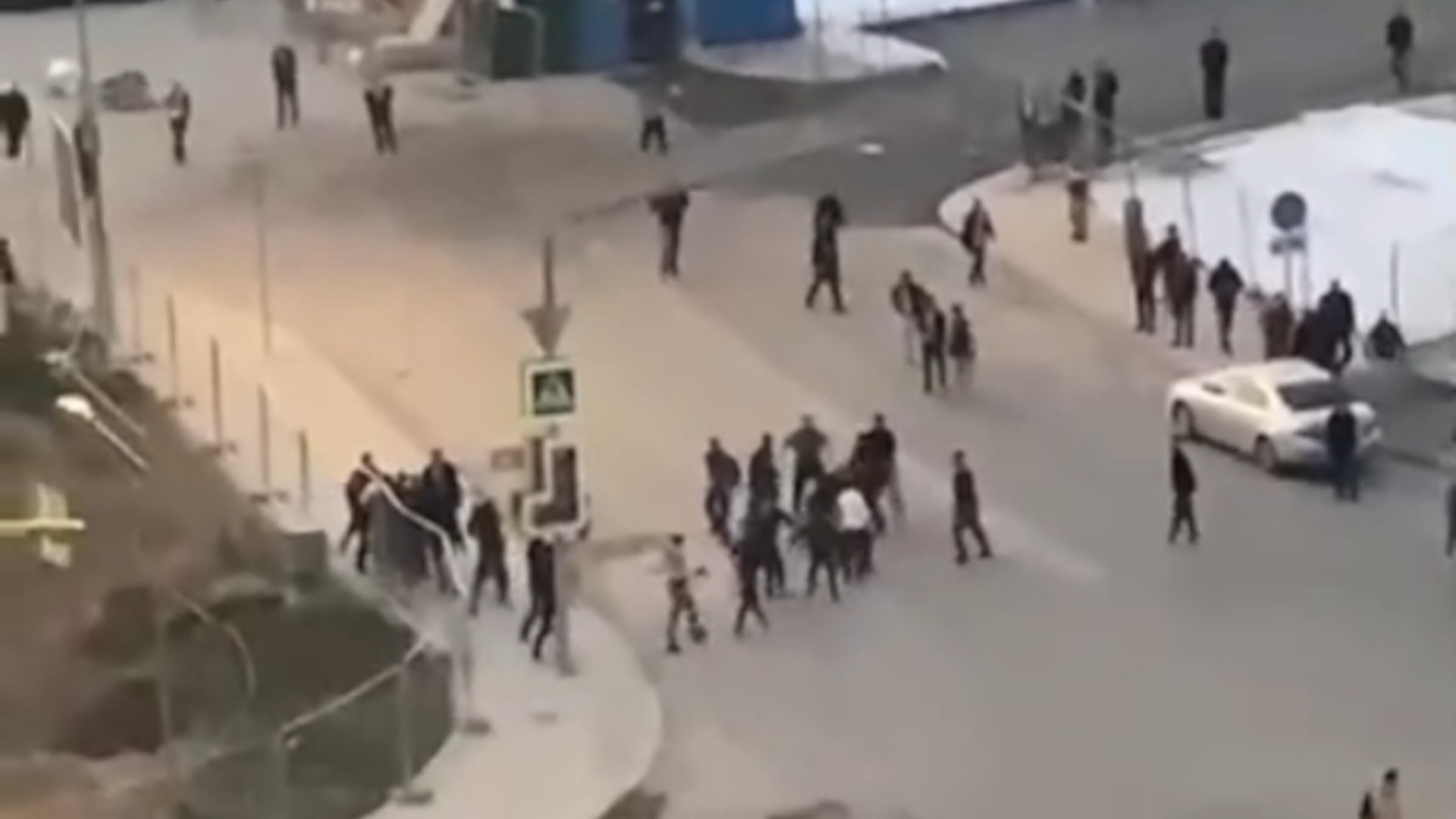 Массовая драка мигрантов в москве. Драка в белокаменке произошла массовая на стройке. Драка на стройке в чертаново. Массовая драка на стройке. Массовая драка на стройке.