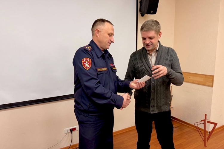 Начальник Управления Росгвардии по Томской области вручил ведомственные награды представителям СМИ 