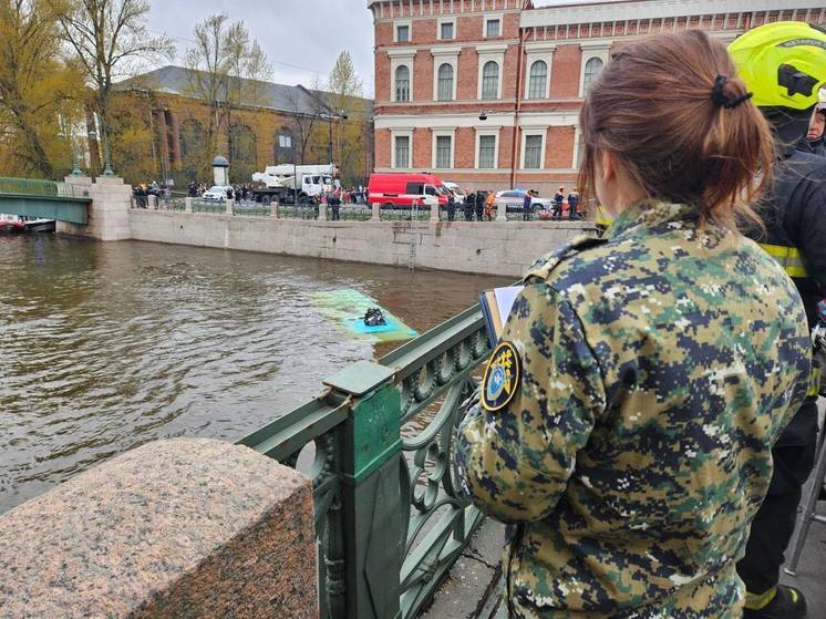 СКР возбудил уголовное дело после падения автобуса в реку в Петербурге