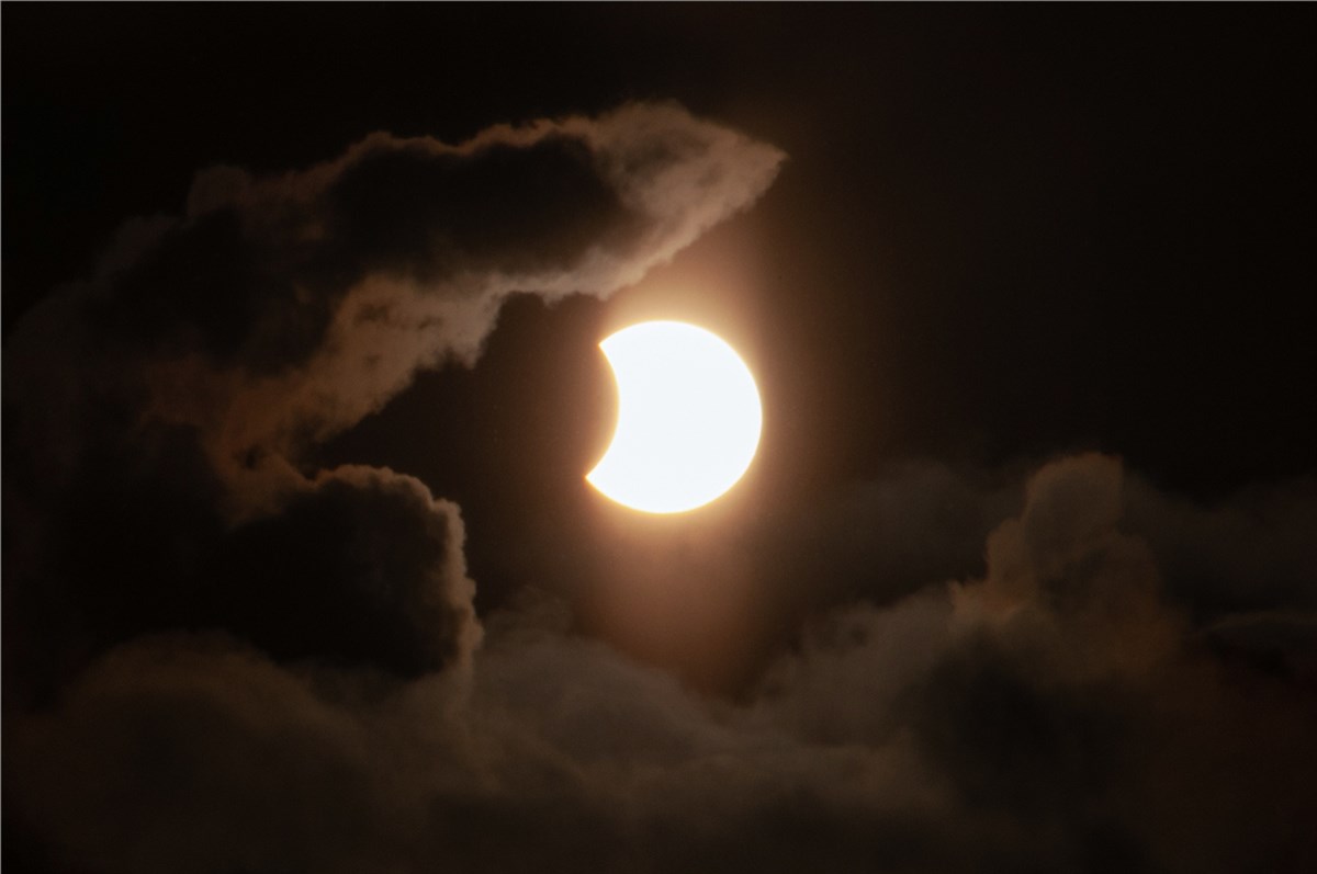 8 апреля 2024 солнечное затмение предсказания. Частичное лунное затмение. Солнечное затмение завораживающее. Лунное затмение Красноярск.