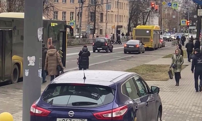 Загрузил бампер в багажник и уехал: в Ярославле мужчина врезался в автобус