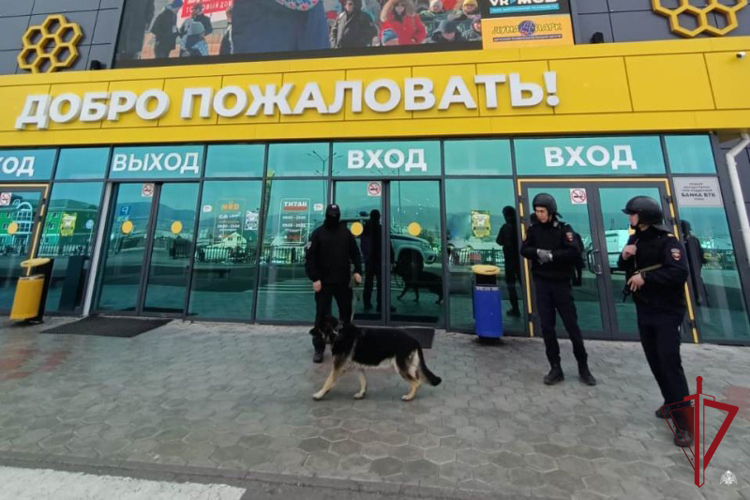 В Улан-Удэ взрывотехники Росгвардии обследовали торгово-развлекательный центр