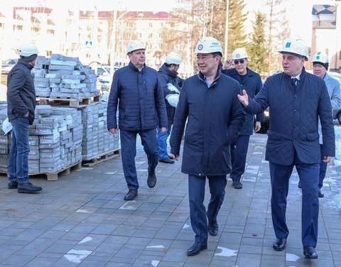 Глава Якутии проверил ход строительства крупных социальных объектов в Мирном