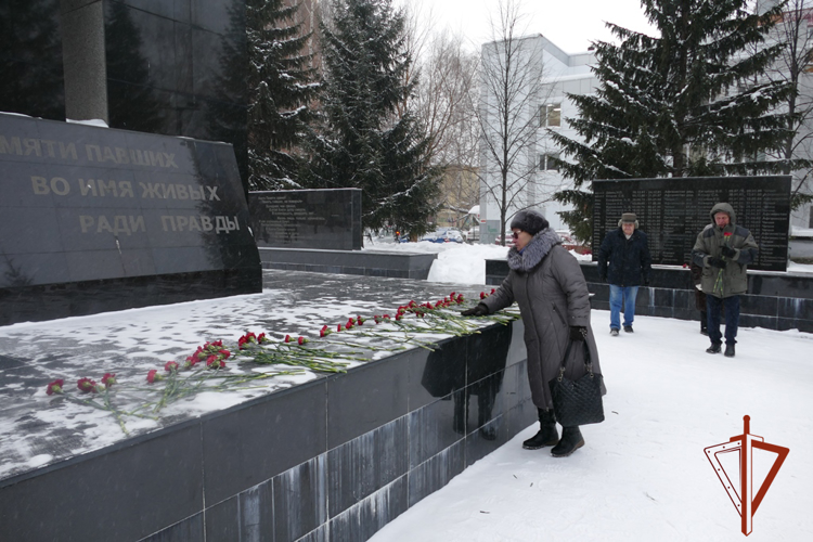 Росгвардия в Томске почтила память павших героев на Северном Кавказе 