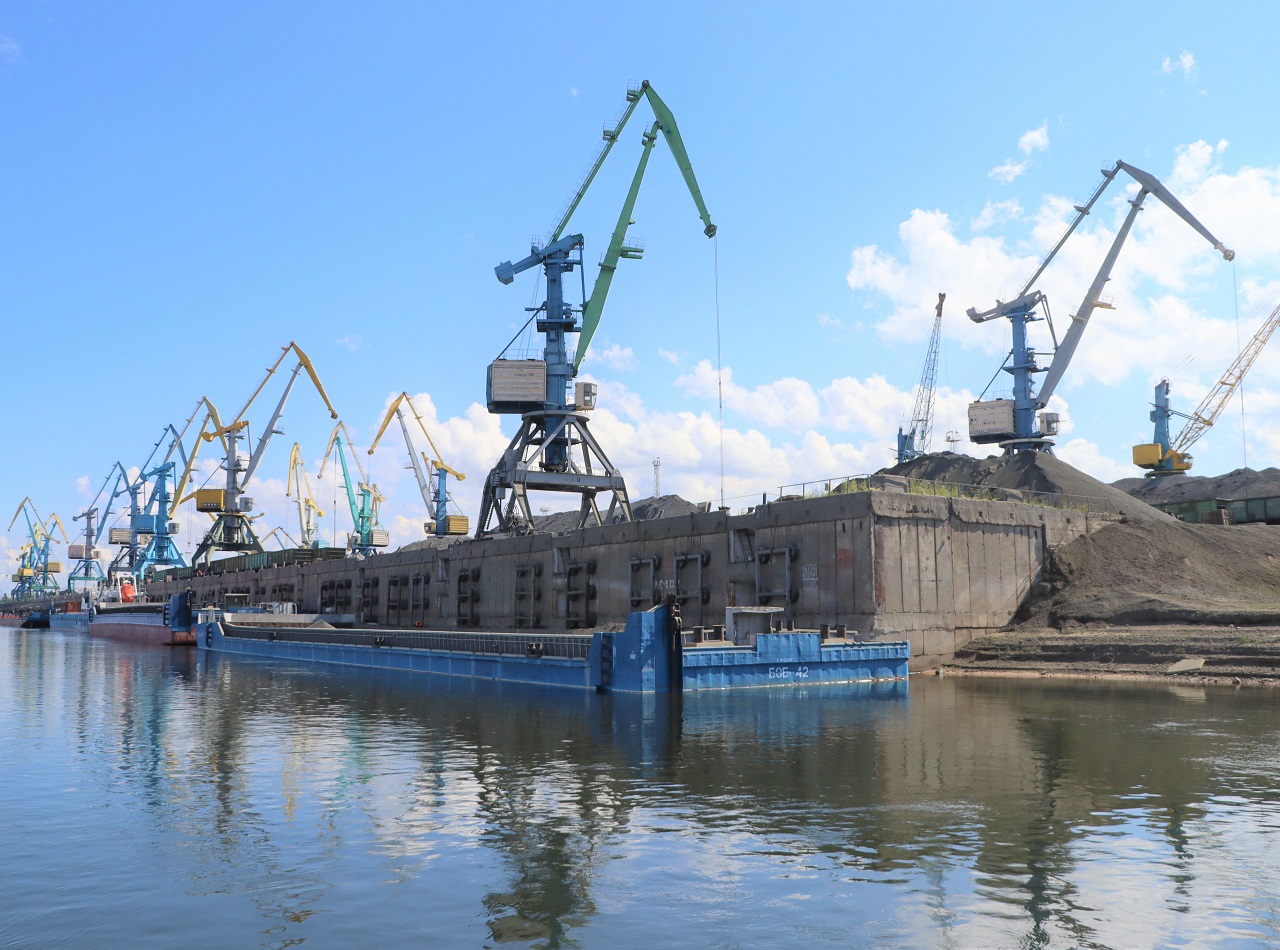Международный порт дудинка,. Лесосибирский речной порт. Набережная енисея лесосибирск. Дудинка порт половодье. Речпорт красноярск.