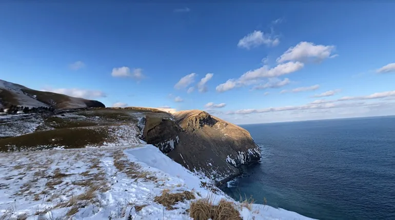 остров уруп бухта новокурильская. остров парамушир. кунашир охотское море. острова курильской гряды. почему на курильских островах около 40 действующих.