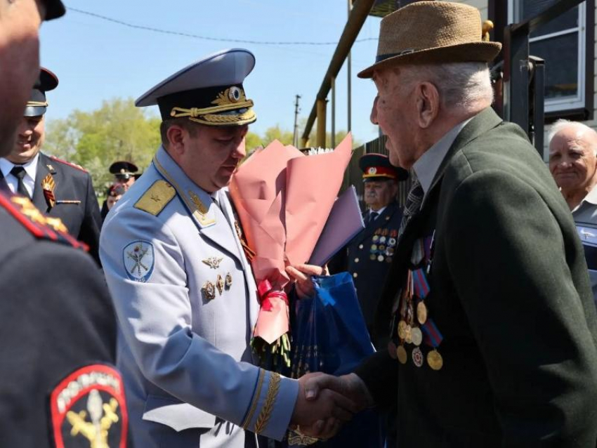 Генерал-майор и ансамбль «Альянс» приехали поздравить с грядущим днем Победы воронежского ветерана