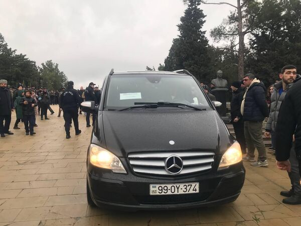 Похороны членов экипажа, погибших в авиакатастрофе в Актау. - Sputnik Азербайджан