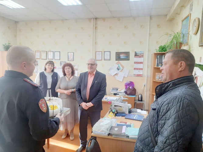 Сотрудники вневедомственной охраны поздравили учителей с профессиональным праздником