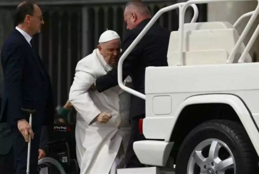 Папа Римский попал в больницу из-за резкого ухудшения здоровья