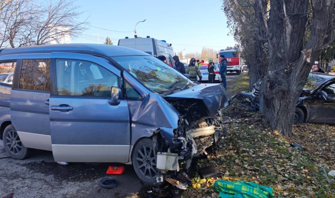 Два автомобиля в Пятигорске столкнулись лоб в лоб