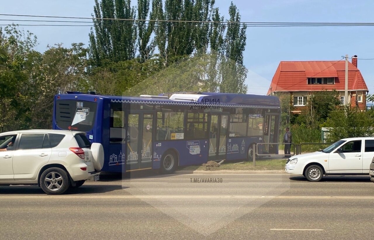 Автобус выехал на тротуар. Остановка автобуса. Новые автобусы. Астраханские маршрутки.