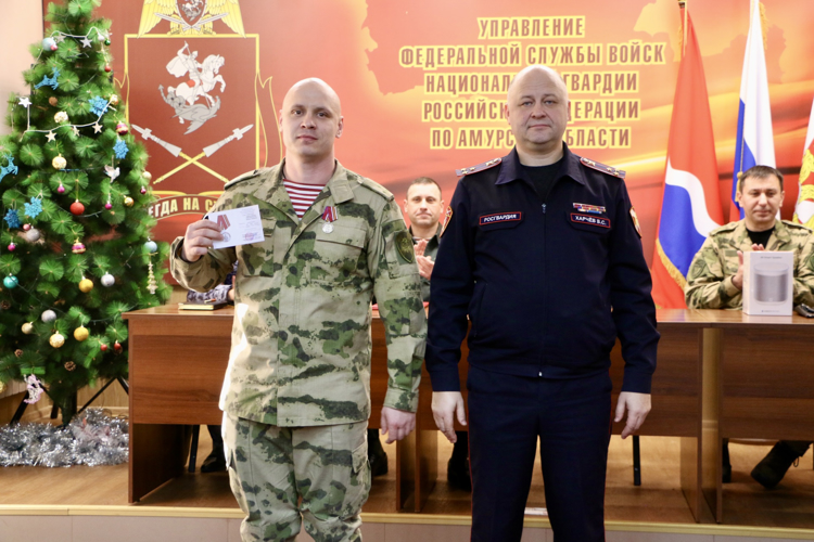 Начальник Управления Росгвардии по Амурской области наградил военнослужащих и сотрудников Росгвардии по итогам года