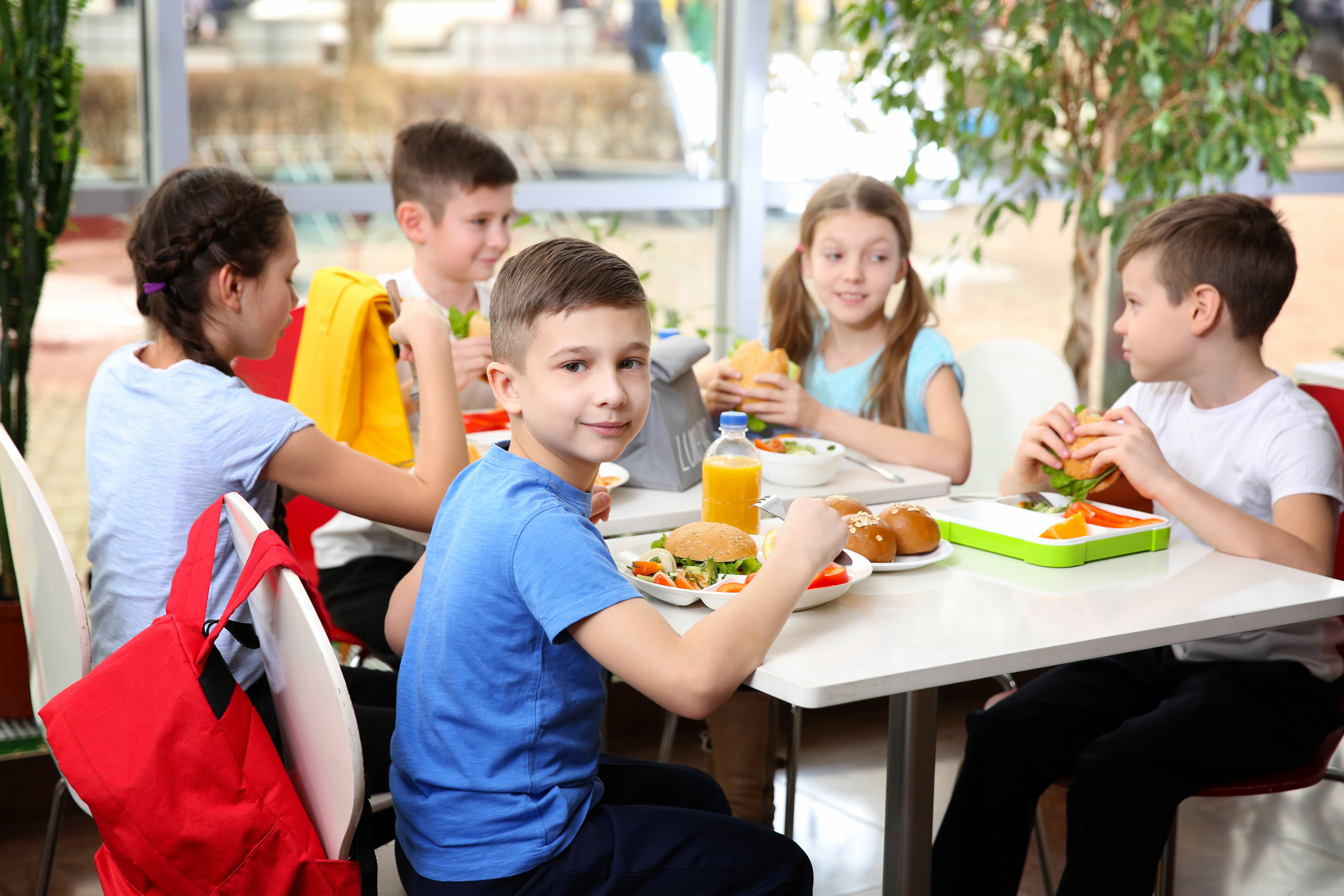 They have lunch home. Дети в кафе. Дети за столом. Дети в кафе за столом. Дети за столиками в кафе.