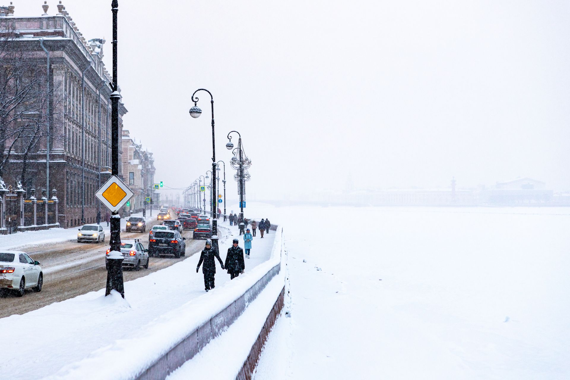 зима петербург мороз. питер холодно. петербург зима люди. морозный питер. девушка в петербурге зимой.