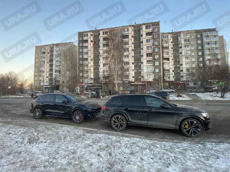 Водителей двух иномарок увезли в отдел на служебных машинах