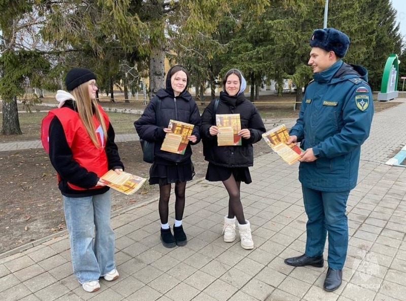О правилах пожарной безопасности в отопительный период напоминают сотрудники МЧС России
