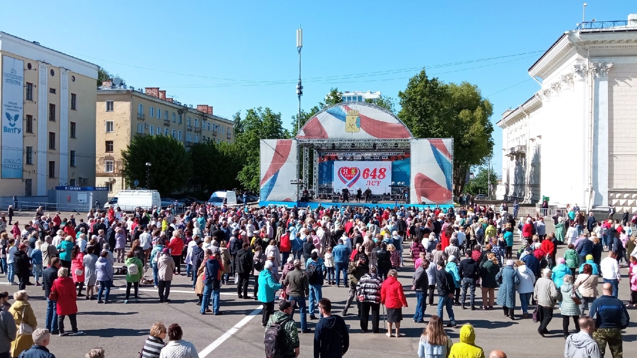 Сколько лет кирову. Фестиваль в Кирове. Театральная площадь. Киров Вятка. Летний фестиваль Киров фото.