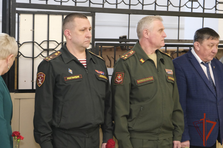 Накануне Дня защитника Отечества в Горно-Алтайске установили мемориальную доску росгвардейцу, погибшему в ходе специальной военной операции