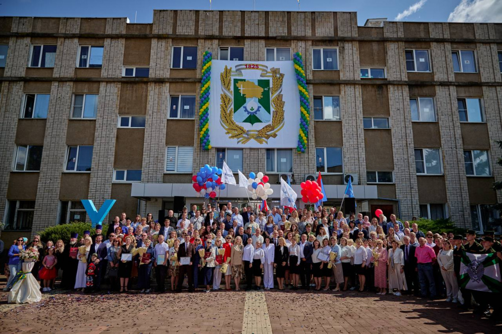 В Невинномысске ко Дню города обновили Доску Почета, отметив заслуги лучших