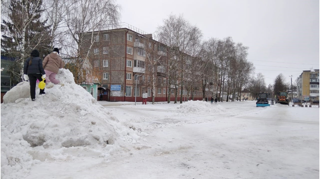 На площади в Карачеве установили новогоднюю ёлку