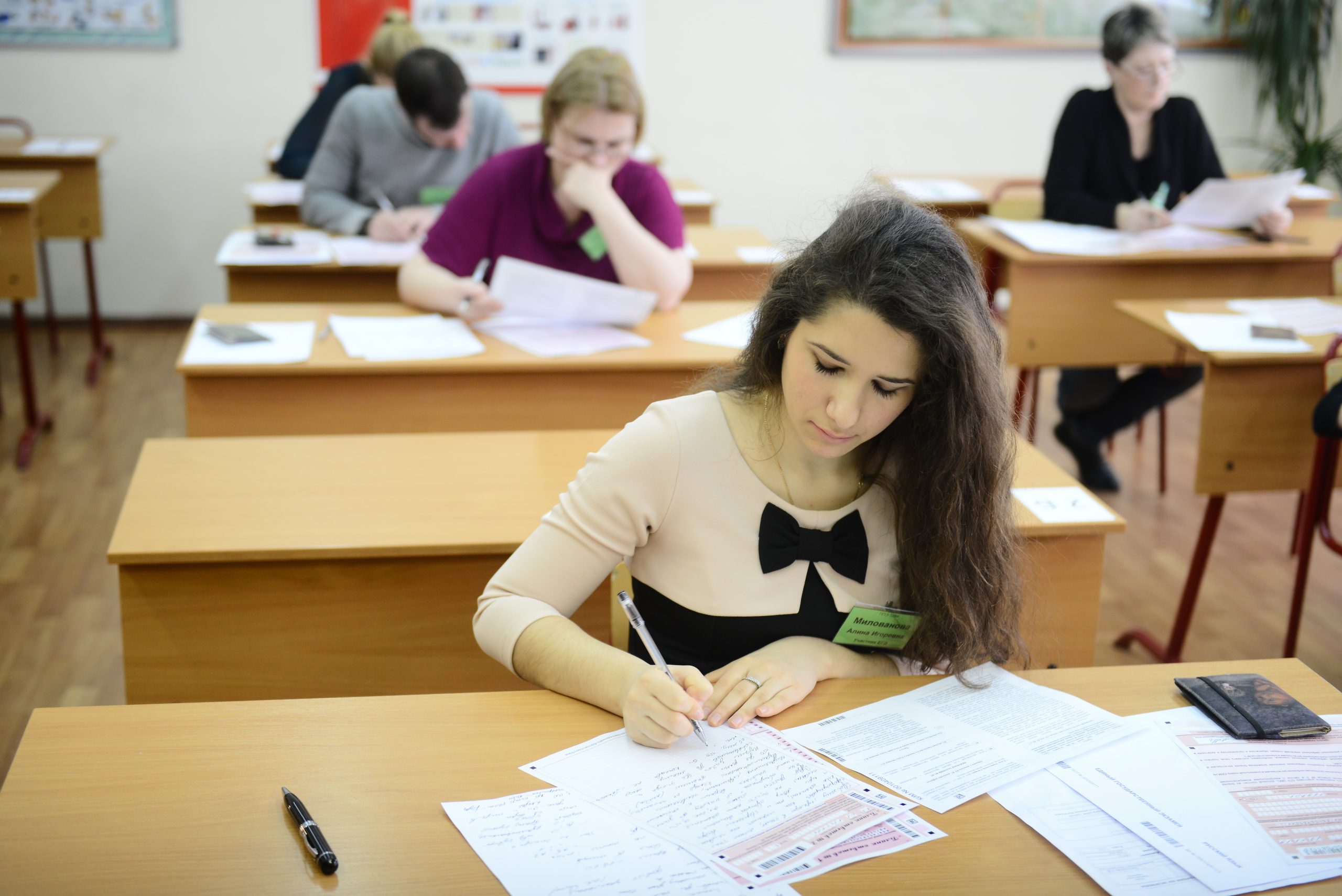 Русский язык сессия. Ученики на ЕГЭ. Старшеклассники ЕГЭ. Школьники на ЕГЭ. Экзамены в школе.