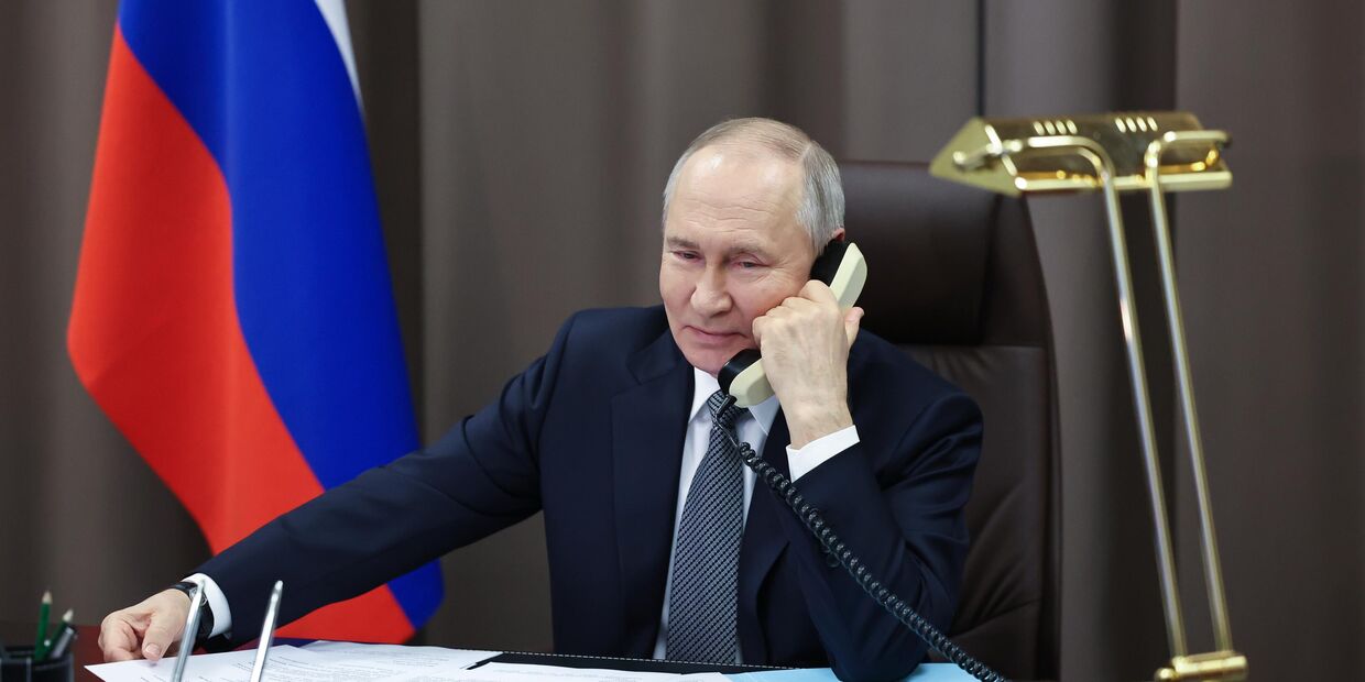 Президент РФ Владимир Путин общается по телефону