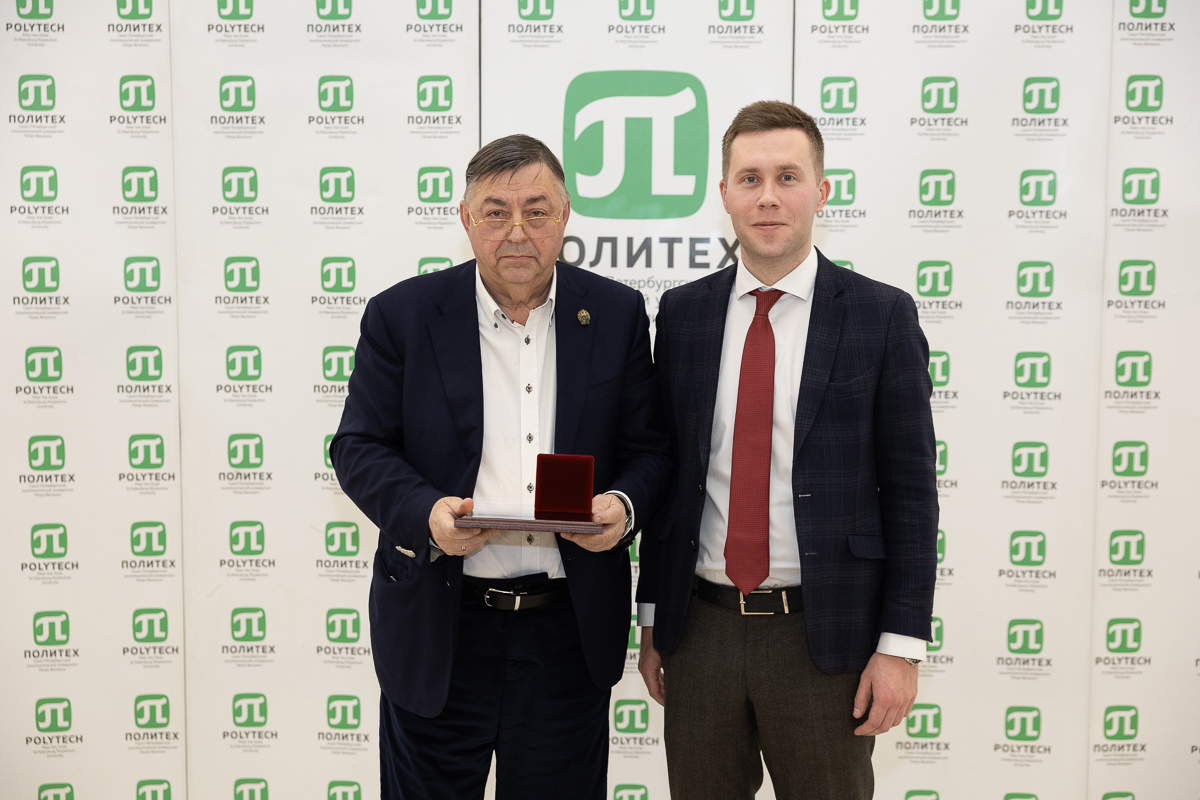 Старший вице-президент Банка ВТБ Юрий Левченко и проректор Максим Пашоликов