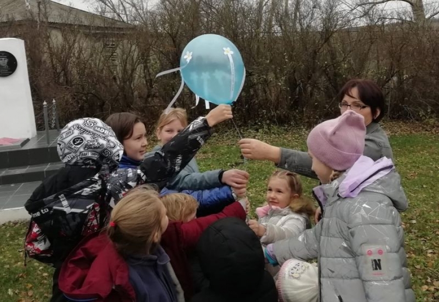 Ми новости. Шары. Девочка шарик не дали.