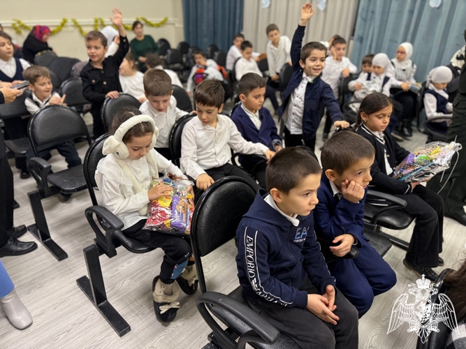 Дед Мороз специального назначения Росгвардии поздравил детей-сирот с наступающим Новым годом в Дагестане