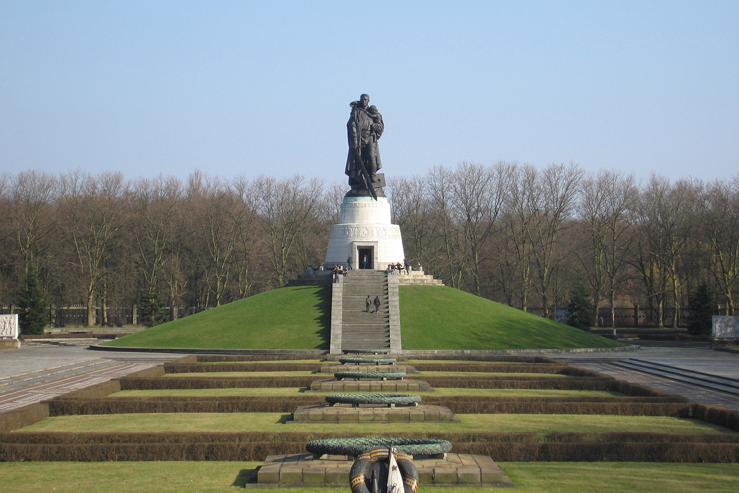 Памятники в парке